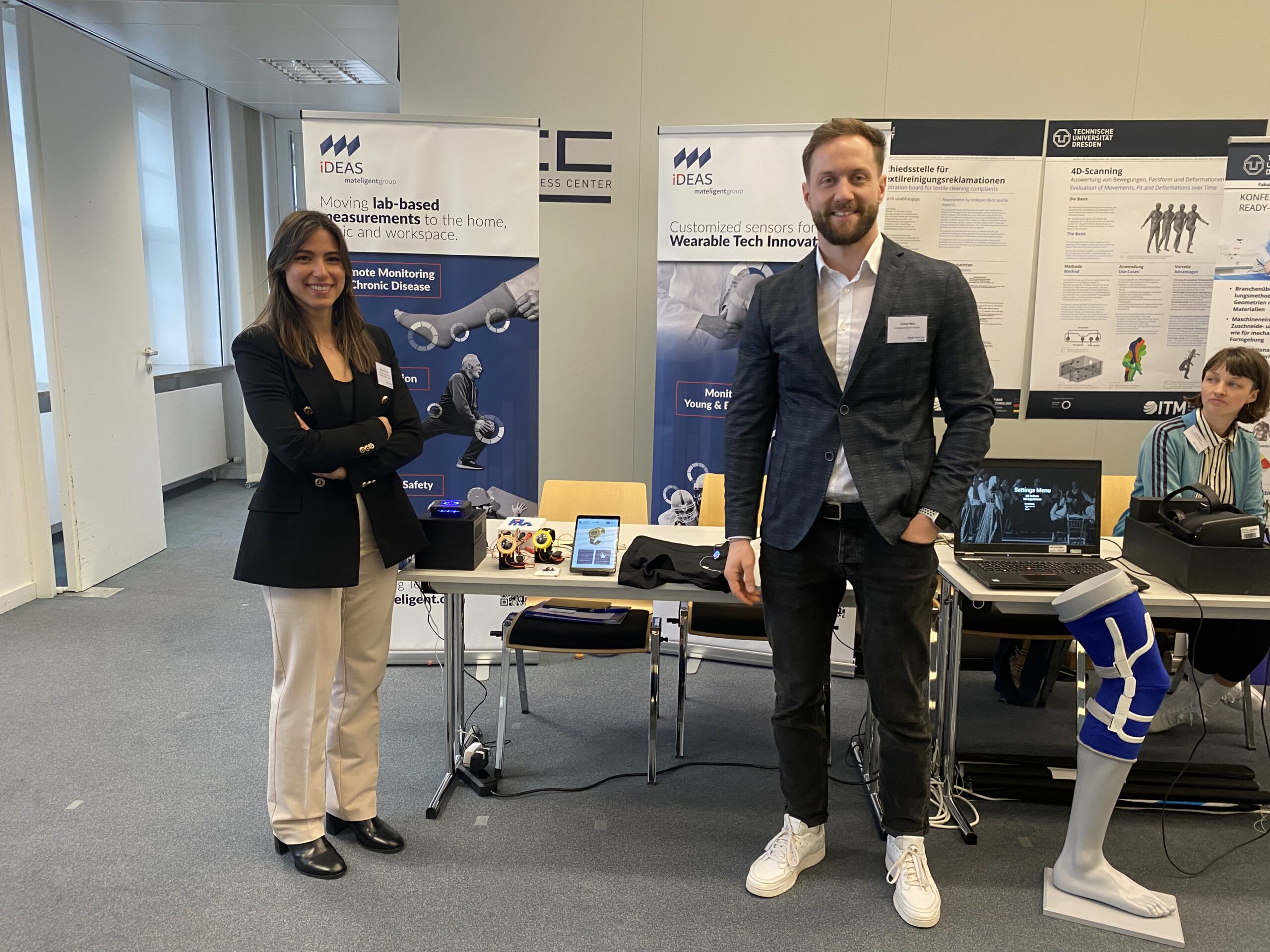 Sipontina Croce vom IMSL und Julian Neu von mateligent iDEAS auf dem 12. Anwenderforum SMART TEXTILES in Berlin.
