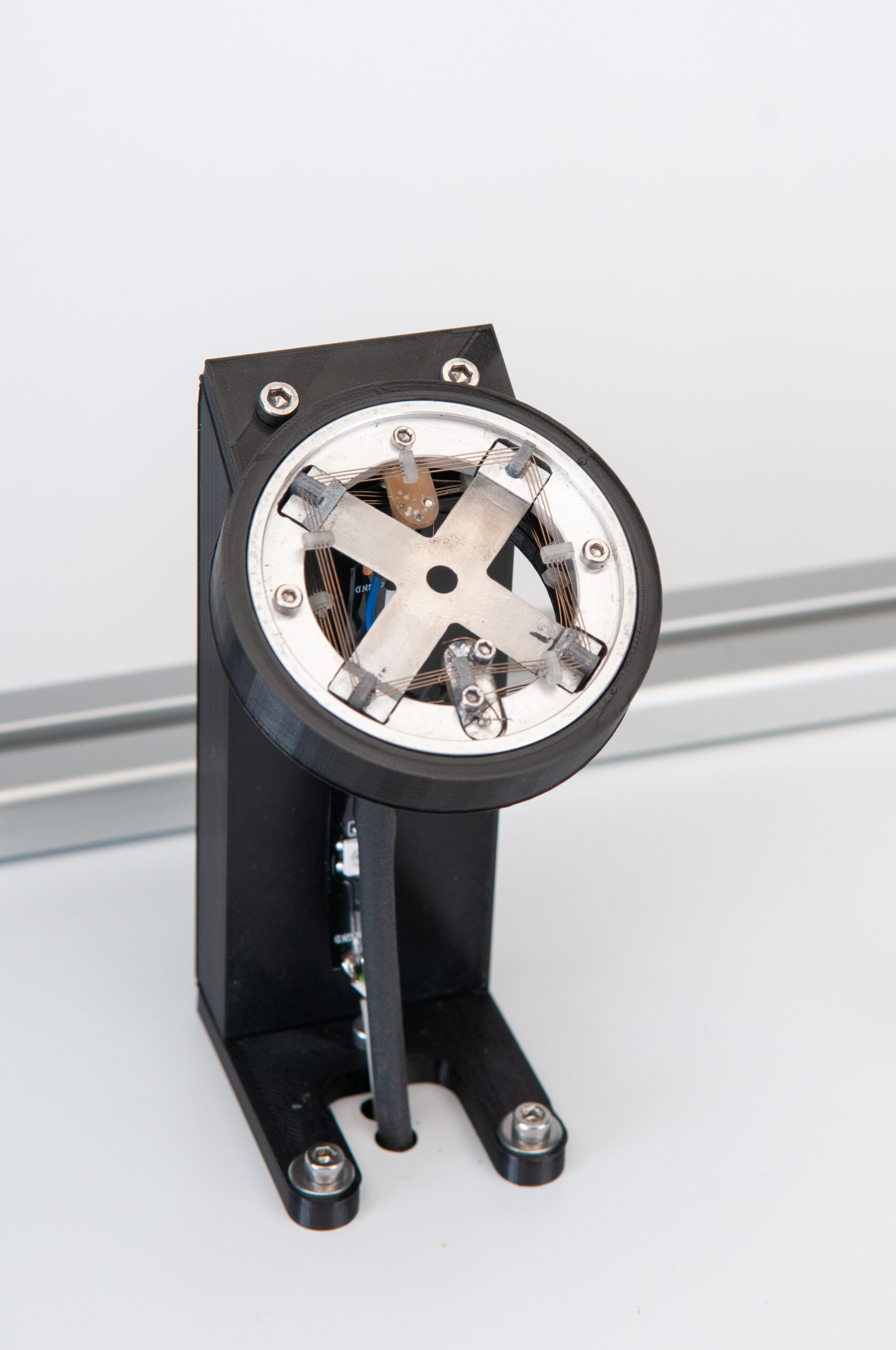 bistable-actuator_SMA_FGL_demonstrtor_mateligent_intelligent-materials_smart-materials_iMSL_Saarbruecken_Actuator_Valve_Pumps_AI-scaled-1.jpg